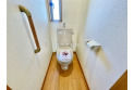 【トイレ】トイレについた小窓は換気に役立ちます。暗くなりがちな空間も明るくなりますよ。