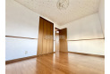 【内観】部屋にはクローゼットがございます。収納が多いお家はすっきりして快適空間です。