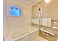 【風呂】お子様と一緒にバスタイムを楽しめる広々空間。浴室乾燥機付で心地よいバスタイムを実現します。