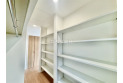 【収納】大容量のウォークINクローゼット付、衣類や鞄のほかに、かさばる荷物や季節物もスッキリ片付きます。
