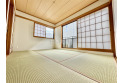 【内観】日本特有の部屋「和室」。障子越しに溶け込む太陽の明かりは、心を和ませてくれます。