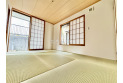 【内観】明るい窓が魅力の和室はくつろぎを与えてくれます