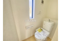 【トイレ】トイレについた小窓は換気に役立ちます。その他暗くなりがちな空間も明るくなりますよ。