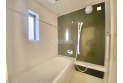 【風呂】換気乾燥機付きの浴室は、雨の日でも洗濯物ができるのでとても便利です。梅雨の時期でもこれで安心ですね。