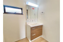 【洗面】収納力の高い三面鏡付洗面台のある洗面所
