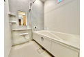 【風呂】換気乾燥機付きの浴室は、雨の日でも洗濯ができるのでとても便利です。梅雨の時期でもこれで安心ですね。