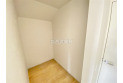 【収納】大容量のウォークINクローゼット付、衣類や鞄のほかに、かさばる荷物や季節物もスッキリ片付きます。
