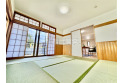 【内観】日本特有の部屋「和室」。障子越しに溶け込む太陽の明かりは、心を和ませてくれます。