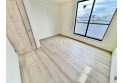 【内観】洋室は日当り・通風ともに良好です。明るい部屋はそれだけで気分が晴れやかになりますね。