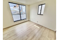 【内観】洋室は日当り・通風ともに良好です。明るい部屋はそれだけで気分が晴れやかになりますね。