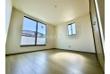 【内観】洋室は日当り・通風ともに良好です。明るい部屋はそれだけで気分が晴れやかになりますね。