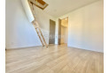 【内観】洋服などをすべて収納して室内空間は広々快適
