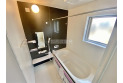 【風呂】換気乾燥機付きの浴室は、雨の日でも洗濯ができるのでとても便利です。梅雨の時期でもこれで安心ですね。