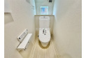 【トイレ】いつも綺麗に清潔に。洗浄機付きトイレです。もちろん窓も付いてるので空気の入れ替えも楽にできます。