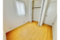 【内観】部屋にはクローゼットがございます。収納が多いお家はすっきりして快適空間です。