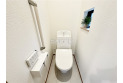 【トイレ】いつも綺麗に清潔に。洗浄機付きトイレです。もちろん窓も付いてるので空気の入れ替えも楽にできます。