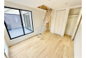 【内観】収納力のあるダブルクローゼットと小屋裏収納がございます。収納が多いとお部屋の使い勝手がとても良くなります。