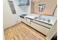 【キッチン】料理中もリビングの家族に目が届く対面カウンターキッチン。食器洗い乾燥機付きなので、食後はゆっくり家族だんらんを楽しめます