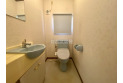 【トイレ】ミニ手洗いがあるトイレです。