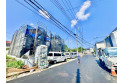 【外観】穏やかな住環境、南道路に面した新築住宅/現地全景
