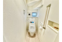 【トイレ】窓のある明るい温水洗浄便座付トイレでごゆっくりとどうぞ