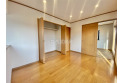【内観】洋室は日当り・通風ともに良好です。明るい部屋はそれだけで気分が晴れやかになりますね。