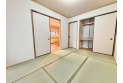 【内観】落ち着いた、温かみのある和室はくつろぎを与えてくれます