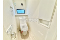 【トイレ】トイレには埋め込み式の壁面収納棚を設置いたしました。温水洗浄便座、換気用の小窓もついてます。