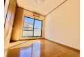 【内観】洋室は日当り・通風ともに良好です。明るい部屋はそれだけで気分が晴れやかになりますね。