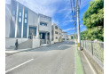 【外観】前面道路も広く車の出し入れもしやすいです。