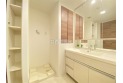 【洗面】三面鏡、ハンドシャワー付きの洗面化粧台でラクラク朝シャン