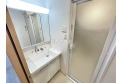 【洗面】収納力と機能性に優れた三面鏡洗面化粧台です。鏡の裏は収納スペースになっていますので、すっきり清潔に保てます。