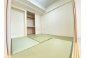 【内観】日本特有の部屋「和室」。障子越しに溶け込む太陽の明かりは、心を和ませてくれます。