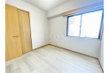 【内観】全室に窓がございます。角部屋ならではの採光ですね。