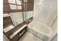 【風呂】換気乾燥機付きの浴室は、雨の日でも洗濯物ができるのでとても便利です。梅雨の時期でもこれで安心ですね。