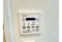 【設備】換気乾燥機付きの浴室は、雨の日でも洗濯物ができるのでとても便利です。梅雨の時期でもこれで安心ですね。