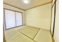 【内観】日本特有の部屋「和室」。障子越しに溶け込む太陽の明かりは、心を和ませてくれます。