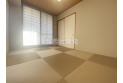 【内観】落ち着いた、温かみのある和室はくつろぎを与えてくれます
