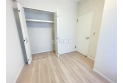 【内観】各部屋にはクローゼットがございます。収納が多いお家はすっきりして快適空間です。