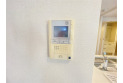 【設備】カラーモニター付きのインターフォンです。ボタンを押すだけで玄関のカギを開けずに会話ができるので安心ですね。
