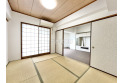 【内観】日本特有の部屋「和室」。障子越しに溶け込む太陽の明かりは、心を和ませてくれます。