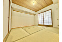 【内観】日本特有の部屋「和室」。障子越しに溶け込む太陽の明かりは、心を和ませてくれます。
