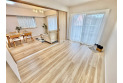 【内観】洋室は日当り・通風ともに良好です。明るい部屋はそれだけで気分が晴れやかになりますね。