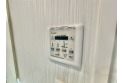 【設備】換気乾燥機付きの浴室は、雨の日でも洗濯物ができるのでとても便利です。梅雨の時期でもこれで安心ですね。