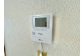 【設備】モニター付きのインターフォンです。ボタンを押すだけで玄関のカギを開けずに会話ができるので安心ですね。