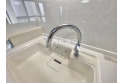 【設備】キッチンの蛇口には浄水機能が付いています。シャワーヘッドタイプなのでお掃除も楽になりますね。