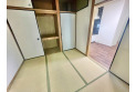 【内観】押入れがございます。収納が多いお家はすっきりして快適空間です。
