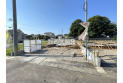 【外観】【現地全景】最近はベタ基礎が主流です。地面から上がってくる湿気を防ぎ、シロアリも侵入しにくくなっております。