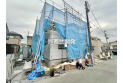 【外観】【現地全景】基礎がおわり、建物の骨組みとなる柱や梁ができて行きます。その後はいよいよ内装工事です！