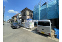 【外観】【現地全景】基礎がおわり、建物の骨組みとなる柱や梁ができて行きます。その後はいよいよ内装工事です！